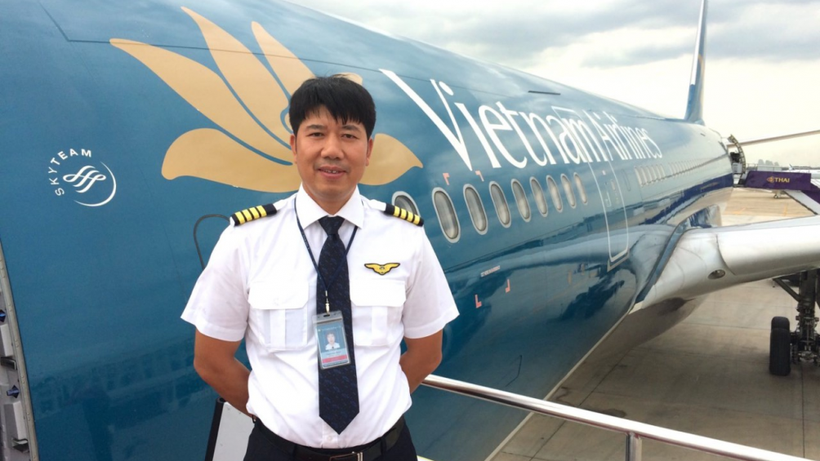 Cơ trưởng Phạm Đình Hưng sáng nay đã rời sân bay Nội Bài đi Bata (Guinea Xích đạo) đón 219 người Việt hồi hương, trong đó có 129 người nhiễm COVID-19 (Ảnh: báo Giao thông) 