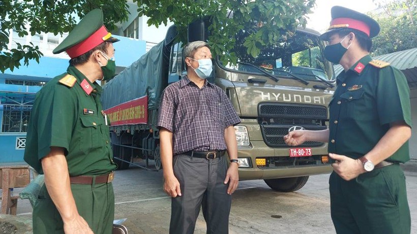 Thứ trưởng Bộ Y tế Nguyễn Trường Sơn đã đi kiểm tra công tác tiếp nhận, sắp xếp kho tiền phương phòng chống dịch COVID-19 khu vực miền Trung (Ảnh: Anh Văn) 