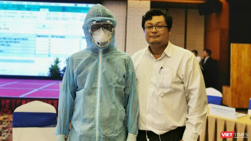 BS.TS Huỳnh Minh Tuấn (bên phải) hướng dẫn nhân viên y tế mặc các loại phương tiện phòng hộ cá nhân (Ảnh: TB) 