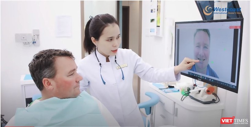 Bác sĩ Trần Kim Quỳnh Tiên đang khám răng cho bệnh nhân (Ảnh: HB) 