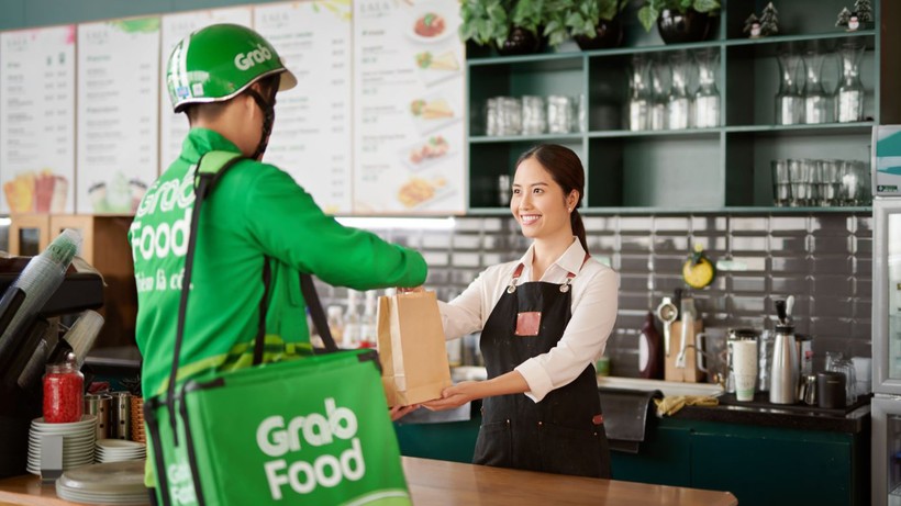 Vận chuyển thức ăn với Grab Food giúp giãn cách xã hội tốt hơn (Ảnh: Grab Food)