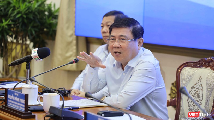 Chủ tịch UBND Nguyễn Thành Phong chỉ đạo cuộc họp báo chiều 3/11 (Ảnh: TTBC) 