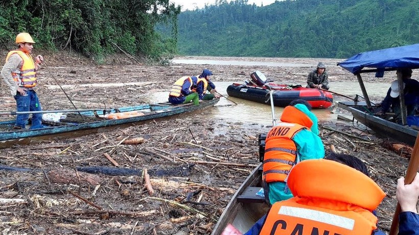 Tìm kiếm cứu nạn trên lòng sông Leng và sông Tranh vô cùng khó khăn do lượng gỗ và rác quá dày (Ảnh: XM)
