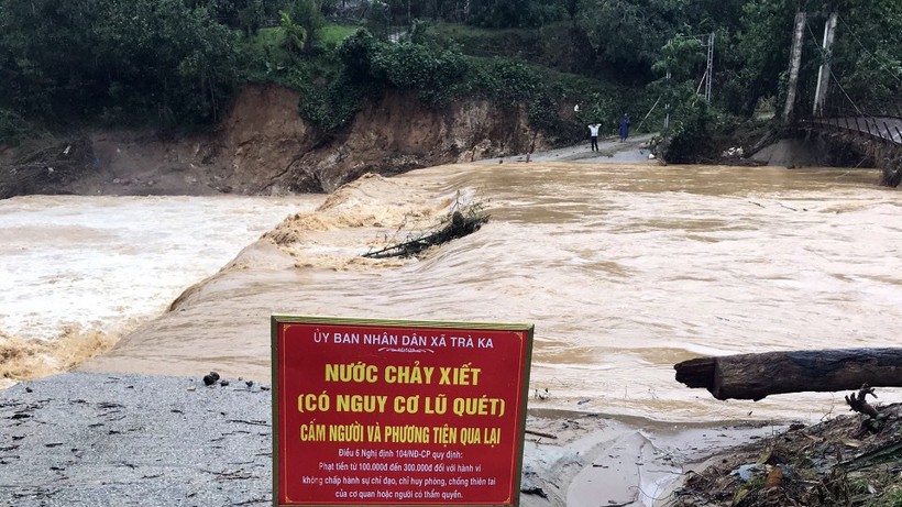 Nước sông cầu thôn 1 (Trà Ka, Bắc Trà My, Quảng Nam) đang dâng cao khi có mưa lớn (Ảnh: QNO)