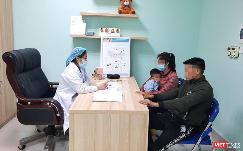 Bác sĩ Lại Thu Hà tư vấn cho gia đình bệnh nhi nghe kém (Ảnh: BVCC) 