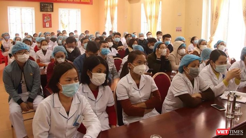 Tập huấn cho các bác sĩ và nhân viên y tế tại BV dã chiến Chí Linh (Ảnh: BYT) 