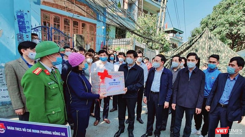 Bộ trưởng Nguyễn Thanh Long đi thăm các điểm cách ly chống dịch tại Quảng Ninh (Ảnh: BYT) 