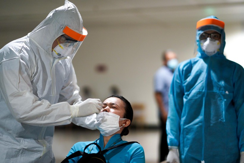 Lực lượng y tế lấy mẫu xét nghiệm Covid-19 cho nhân viên sân bay Tân Sơn Nhất. Ảnh: Chí Hùng