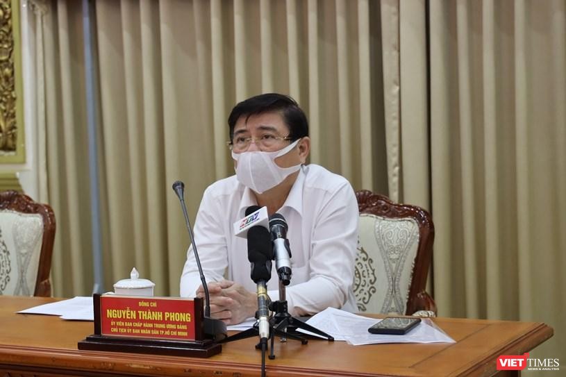 Ông Nguyễn Thành Phong - Chủ tịch UBND TP.HCM tại cuộc họp khẩn sáng ngày 8/2 (Ảnh: TTBC) 