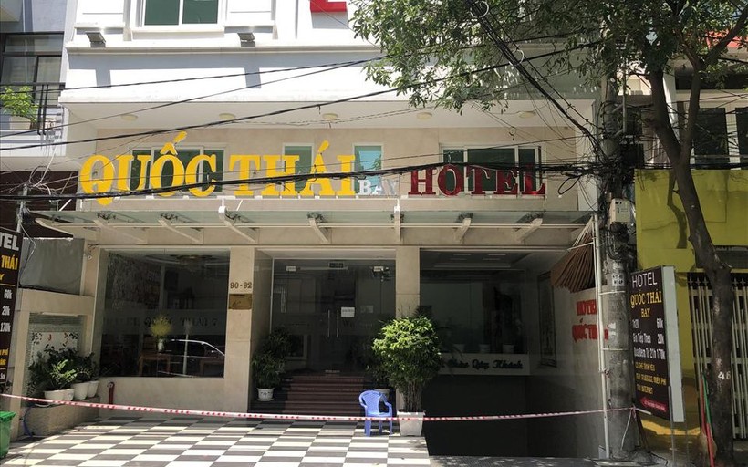 Khách sạn nằm ở số 90 đường số 7, KDC Trung Sơn, xã Bình Hưng, huyện Bình Chánh, TPHCM vẫn đang được phong tỏa. Ảnh: Anh Tú 