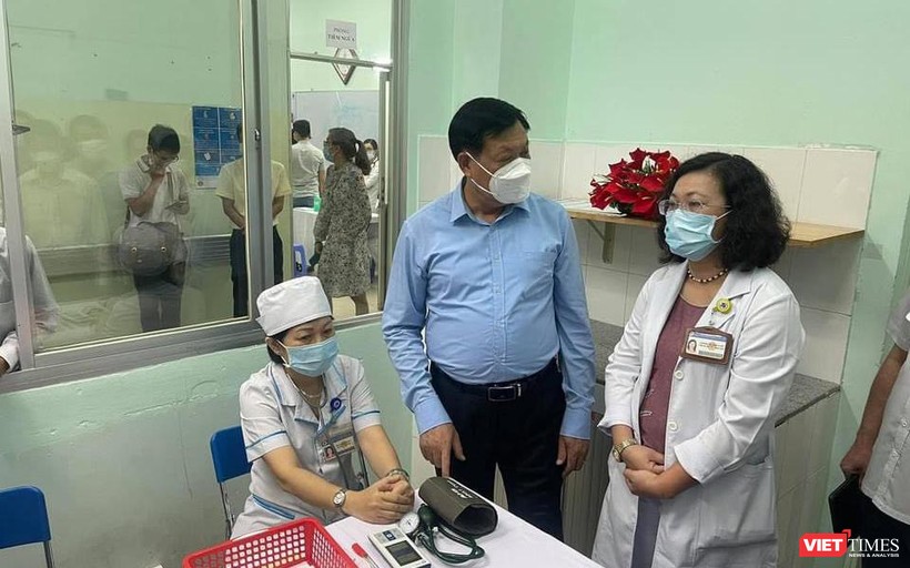 Thứ trưởng Bộ Y tế Đỗ Xuân Tuyên, Phó Trưởng BCĐ quốc gia phòng, chống COVID-19 kiểm tra công tác tiêm chủng vaccine tại TP.HCM (Ảnh: DT) 