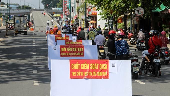 Chốt kiểm soát người ra vào quận Gò Vấp được lập trên đường Nguyễn Kiệm. Ảnh: Quỳnh Trần