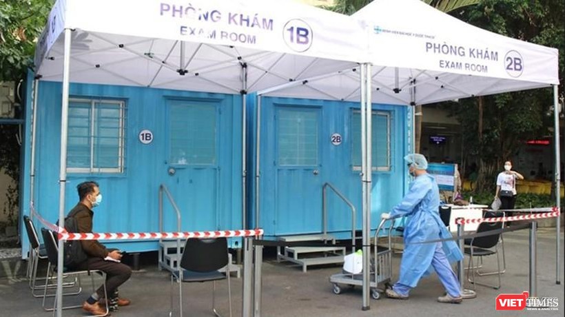 Phòng khám áp lực âm dã chiến được triển khai tại bệnh viện ĐH Y Dược TP.HCM từ những đợt lây nhiễm đầu tiên - Ảnh: Hòa Bình