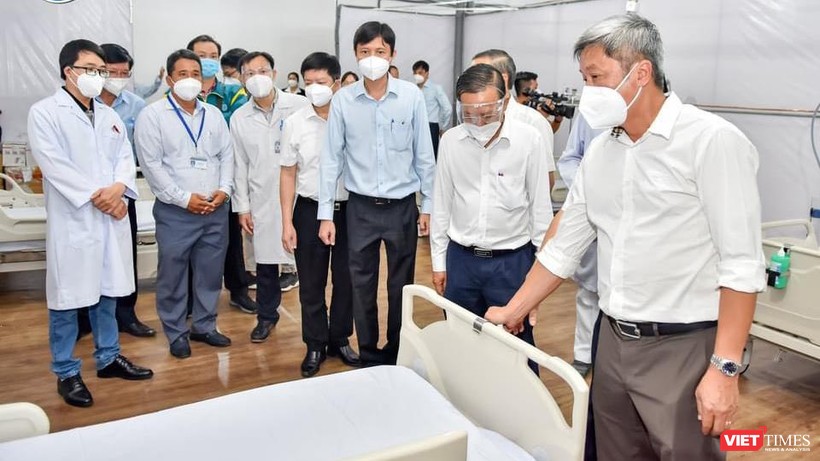 Thứ trưởng Nguyễn Trường Sơn cùng các đại biểu thăm quan phòng chuẩn bị bị đón bệnh nhân