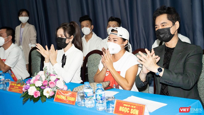 Từ phải qua: nam danh ca Ngọc Sơn, Phương Thanh, Lý Nhã Kỳ tham dự chương trình tri ân tuyến đầu chống dịch