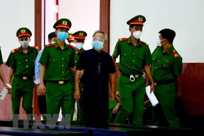 Dẫn giải bị cáo Nguyễn Thành Tài sau phiên xử. Ảnh: TTXVN 
