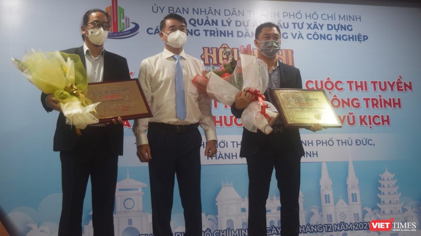 Ông Nguyễn Văn Trường – Phó Giám đốc Ban QLDA ĐTXD trao giải cho 2 đơn vị đồng Giải Nhì. Ảnh: Hoà Bình 