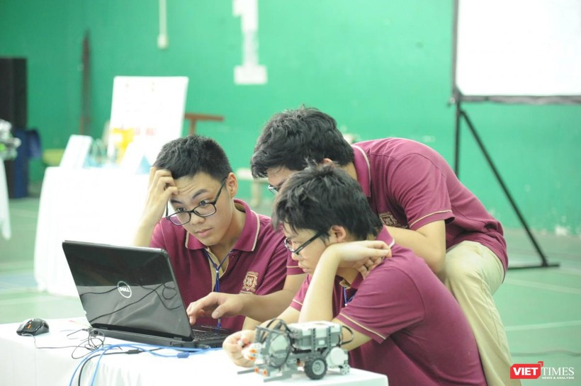 Hình ảnh ghi tại cuộc thi Lập trình Robot Olympic truyền thống 30/4 ở trường chuyên Lê Hồng Phong (TP.HCM) 