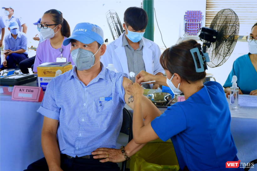 Tiêm vắc xin phòng COVID-19 mũi nhắc lại tại Khu chế xuất Tân Thuận (quận 7)