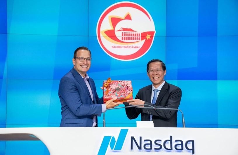 Chủ tịch UBND TP.HCM Phan Văn Mãi tặng quà lưu niệm lãnh đạo Sàn giao dịch chứng khoán NASDAQ. Ảnh: TTBC TP.HCM cung cấp