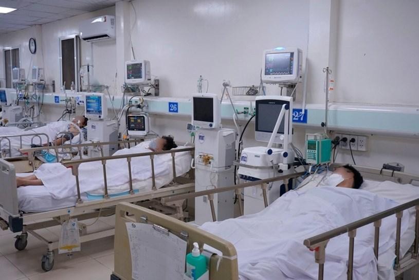 Bệnh nhân ngộ độc Methanol nhập viện vào Bệnh viện Nhân dân Gia Định. Ảnh: Báo Tin tức