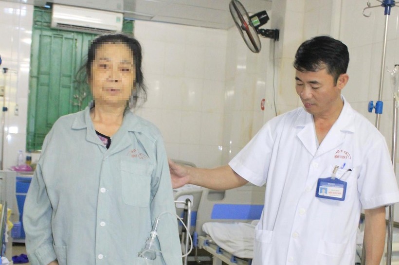 Bác sĩ của Bệnh viện E giúp nữ bệnh nhân tập đi sau khi mổ.