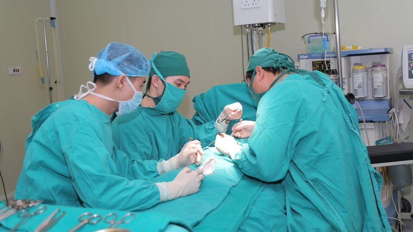 Bác sĩ của Bệnh viện đa khoa Đức Giang phẫu thuật cho bé trai.
