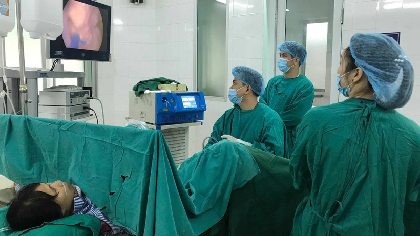 Bác sĩ của Bệnh viện đa khoa tỉnh Tuyên Quang phẫu thuật tán sỏi cho bệnh nhân.