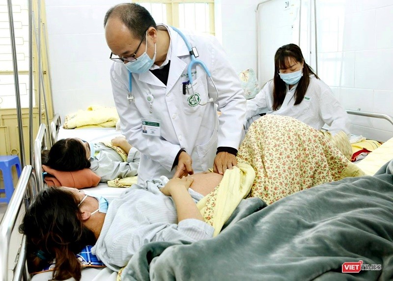 Bác sĩ của Bệnh viện Bạch Mai khám cho bệnh nhân (Ảnh minh họa)