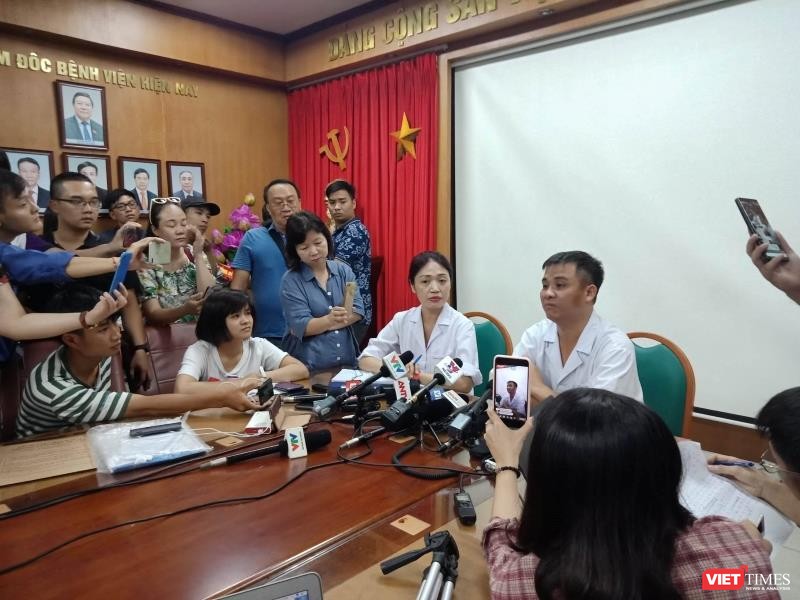 Bác sĩ Nguyễn Trung Nguyên - Giám đốc Trung tâm Chống độc, Bệnh viện Bạch Mai trả lời phỏng vấn báo chí.