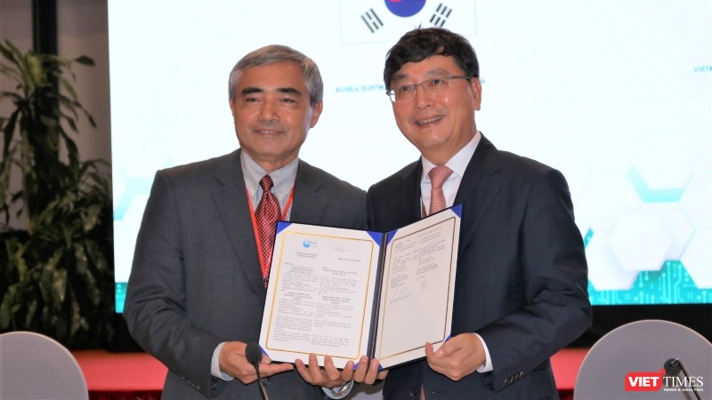 Chủ tịch VDCA Nguyễn Minh Hồng và Chủ tịch KOSA Lee Hong Goo ký kết hợp tác.