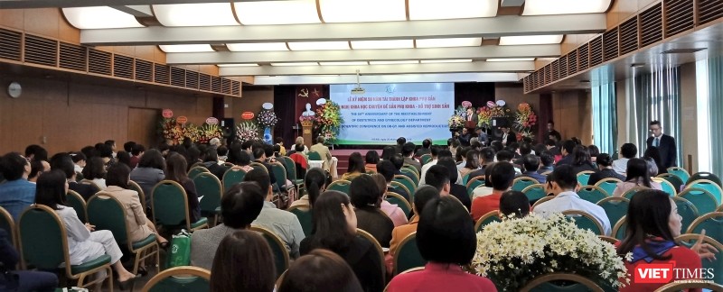 Toàn cảnh buổi hội nghị chủ đề "Sản phụ khoa - Hỗ trợ sinh sản" do Bệnh viện Bạch Mai tổ chức nhân kỷ niệm 50 năm tái thành lập Khoa Phụ sản của Bệnh viện.