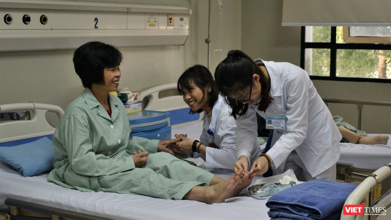 Nhóm điều dưỡng tại Bệnh viện cắt móng tay, móng chân cho bệnh nhân.