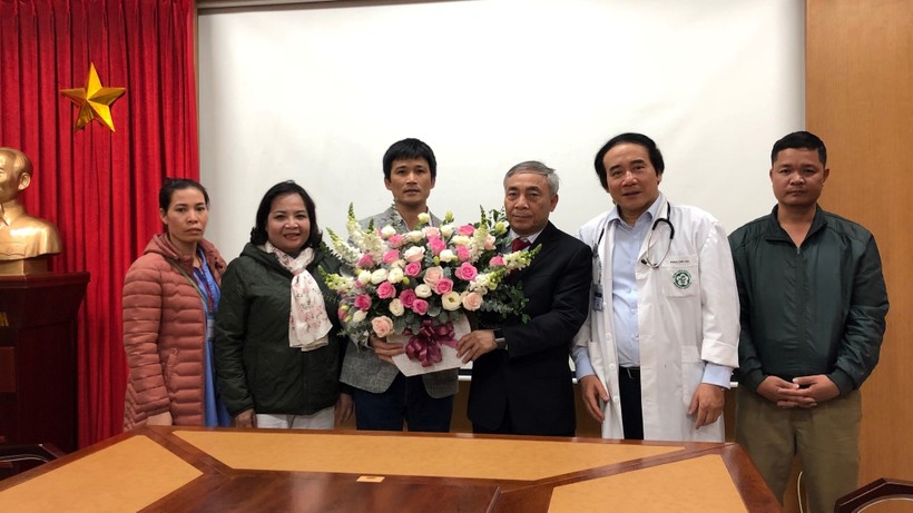 Nhóm bác sĩ của Khoa Cấp cứu, Bệnh viện Bạch Mai nhận lẵng hoa cảm ơn tư gia đình em V.Đ.H (Ảnh: Bác sĩ Lương Quốc Chính)