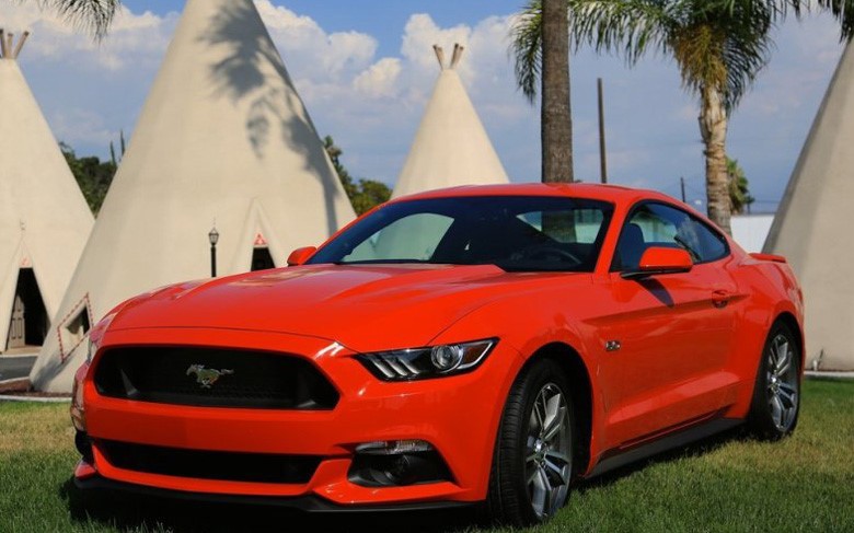 2016 Ford Mustang có động cơ V6, kiểu dáng khỏe khoắn, hiện đại. Giá khởi điểm của dòng xe này là 24.145 USD (chưa kể thuế, phí).
