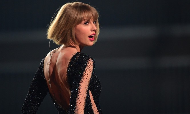 Taylor Swift có phần trình diễn sôi động tại Grammy năm nay - Ảnh: AFP