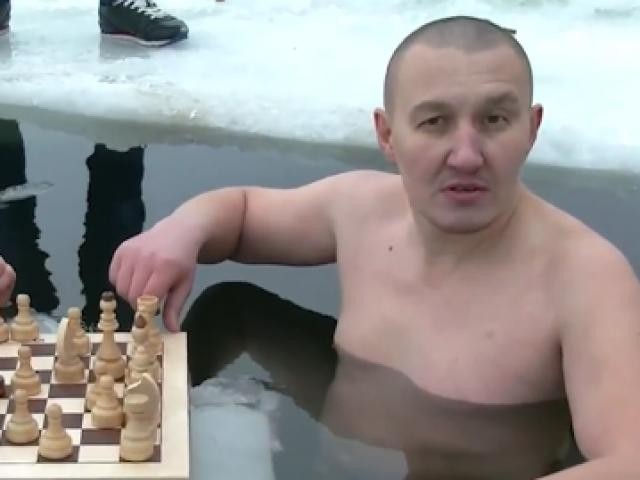 Đánh cờ dưới nước lạnh âm độ tại Nga