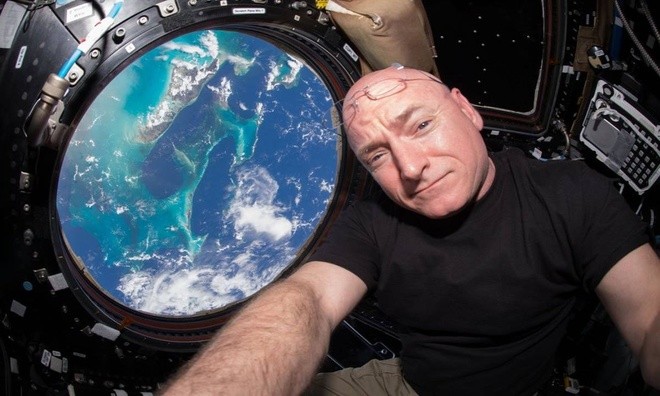 Theo BBC, khoang đổ bộ của tàu Soyuz đã đưa Scott Kelly trở về Trái Đất và đáp xuống Kazakhstan vào sáng hôm nay, sau 340 ngày ông sống trên ISS. Kelly, 51 tuổi, trở thành phi hành gia người Mỹ phục vụ nghiên cứu lâu nhất trong không gian, phá vỡ kỷ lục t