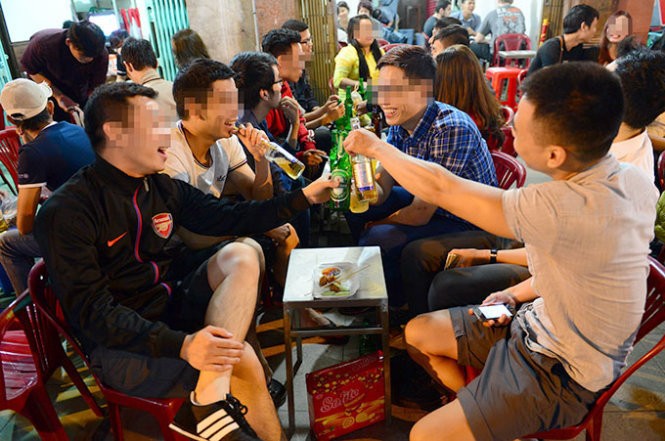 Thanh niên Việt Nam thể lực kém, hút thuốc lắm, bia rượu nhiều