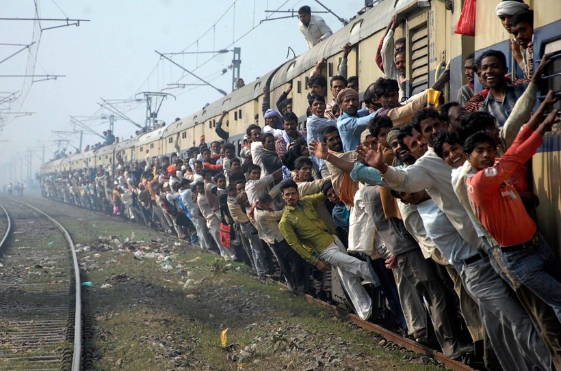 Ấn Độ là nước có mạng lưới đường sắt lớn thứ hai trên thế giới. Đồng thời, có đến 23 triệu người sử dụng đường sắt làm phương tiện di chuyển nên cảnh tượng nguy hiểm đến khó tin vẫn diễn ra hàng ngày trên các đoàn tàu lăn bánh.