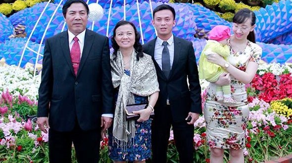 Ông Nguyễn Bá Cảnh (thứ 3 trái sang) được giới thiệu ứng cử đại biểu HĐND.  Ảnh: Nguyên Vũ.