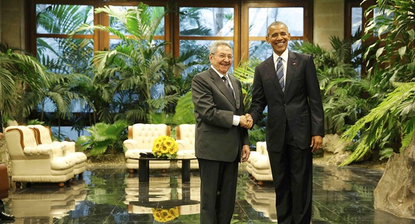 Video: Chủ tịch Castro gây scandal khi từ chối ôm ông Obama   