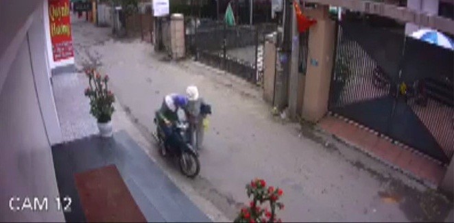 Video: Sốc vì cảnh 'thôi miên' cướp đồ táo tợn giữa phố