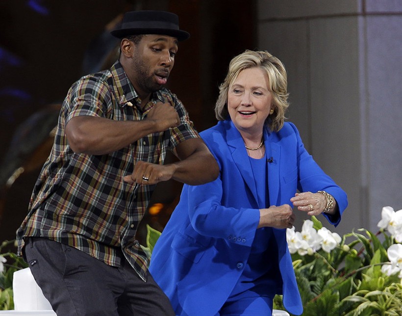 Ứng viên Tổng thống Hoa Kỳ Hillary Clinton khiêu vũ với DJ Stephen "tWitch” Boss ở New York, năm 2015  Đọc thêm: http://vn.sputniknews.com/photo/20160327/1394171.html#ixzz44AGxFshk