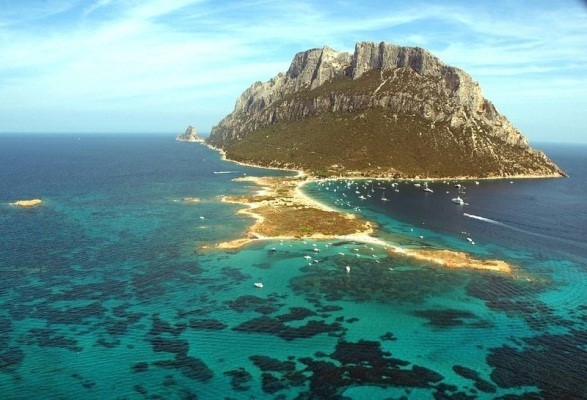 Hòn đảo cô đơn Tovolara cũng chính là nơi tọa lạc của vương quốc nhỏ nhất thế giới.