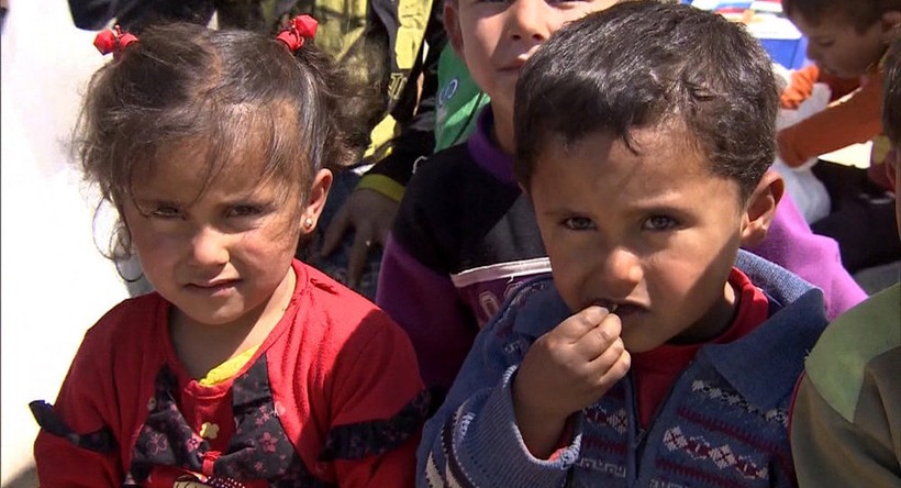 Video: Trẻ em Aleppo xếp hàng nhận cứu trợ từ binh sĩ Nga