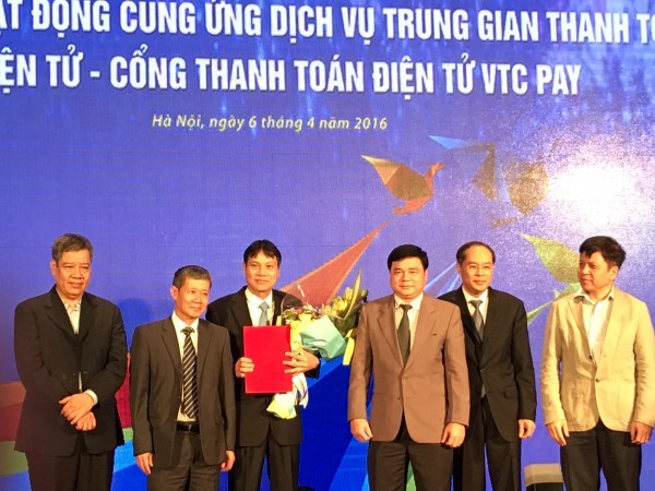 Thứ trưởng Nguyễn Thành Hưng (thứ 2 từ trái sang) và đại diện NHNN chứng kiến lễ trao giấy giấy phép cung cấp dịch vụ trung gian thanh toán cho Tổng công ty VTC
