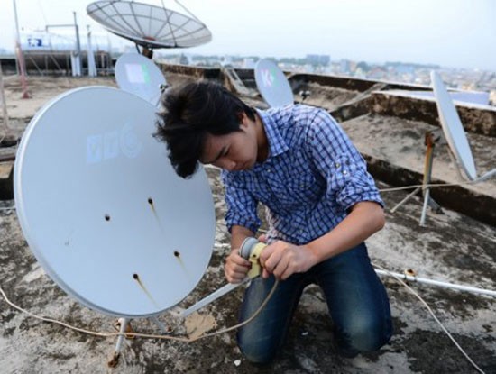 Thứ trưởng Bộ TT&TT Trương Minh Tuấn giao Cục Tần số vô tuyến điện và VTV chủ trì, phối hợp với các đơn vị liên quan nghiên cứu, xác định các địa bàn thực hiện số hóa truyền hình tương tự mặt đất bằng truyền hình vệ tinh. (Ảnh minh họa)
