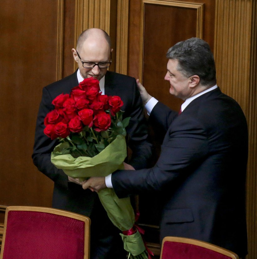 Thủ tướng Ukraina Arseniy Yatsenyuk và Tổng thống Pyotr Poroshenko tại cuộc họp đầu tiên của tân nghị viện Ukraina ở Kiev  Đọc thêm: http://vn.sputniknews.com/photo/20160411/1493276.html#ixzz45XZQoavV
