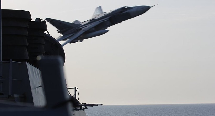 Video: Cận cảnh chuyến bay của Su-24 trên tàu khu trục USS Donald Cook